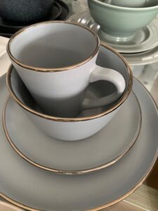 Colored tip dinner set
