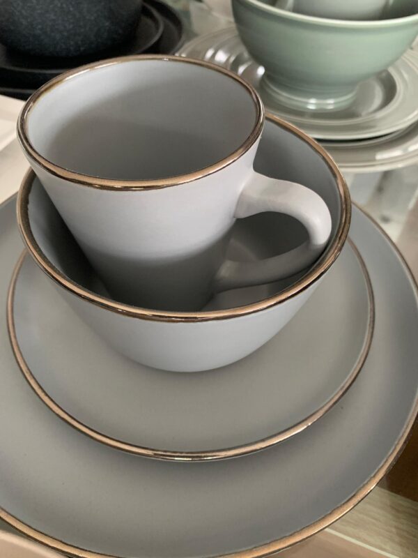 Colored tip dinner set