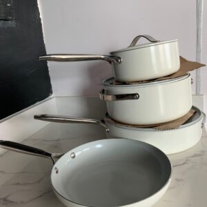 Ceramic gold with cookware