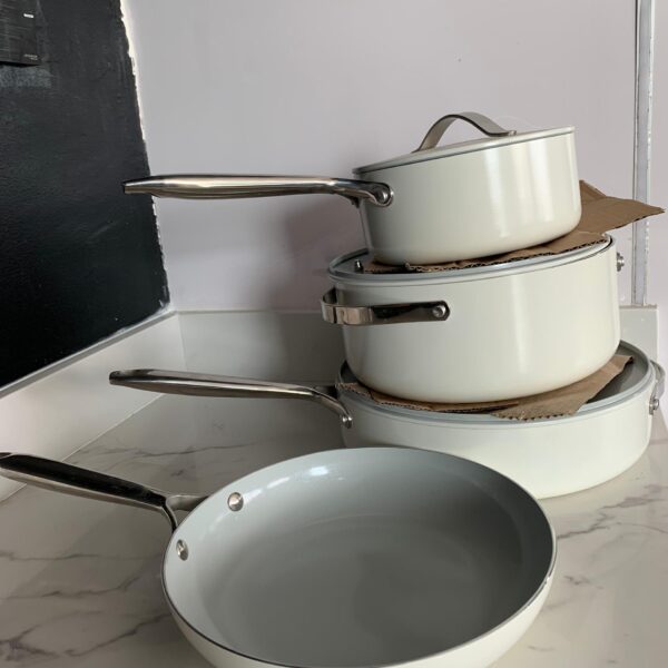 Ceramic gold with cookware