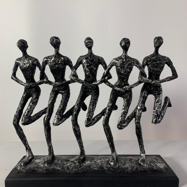 5 people Statue