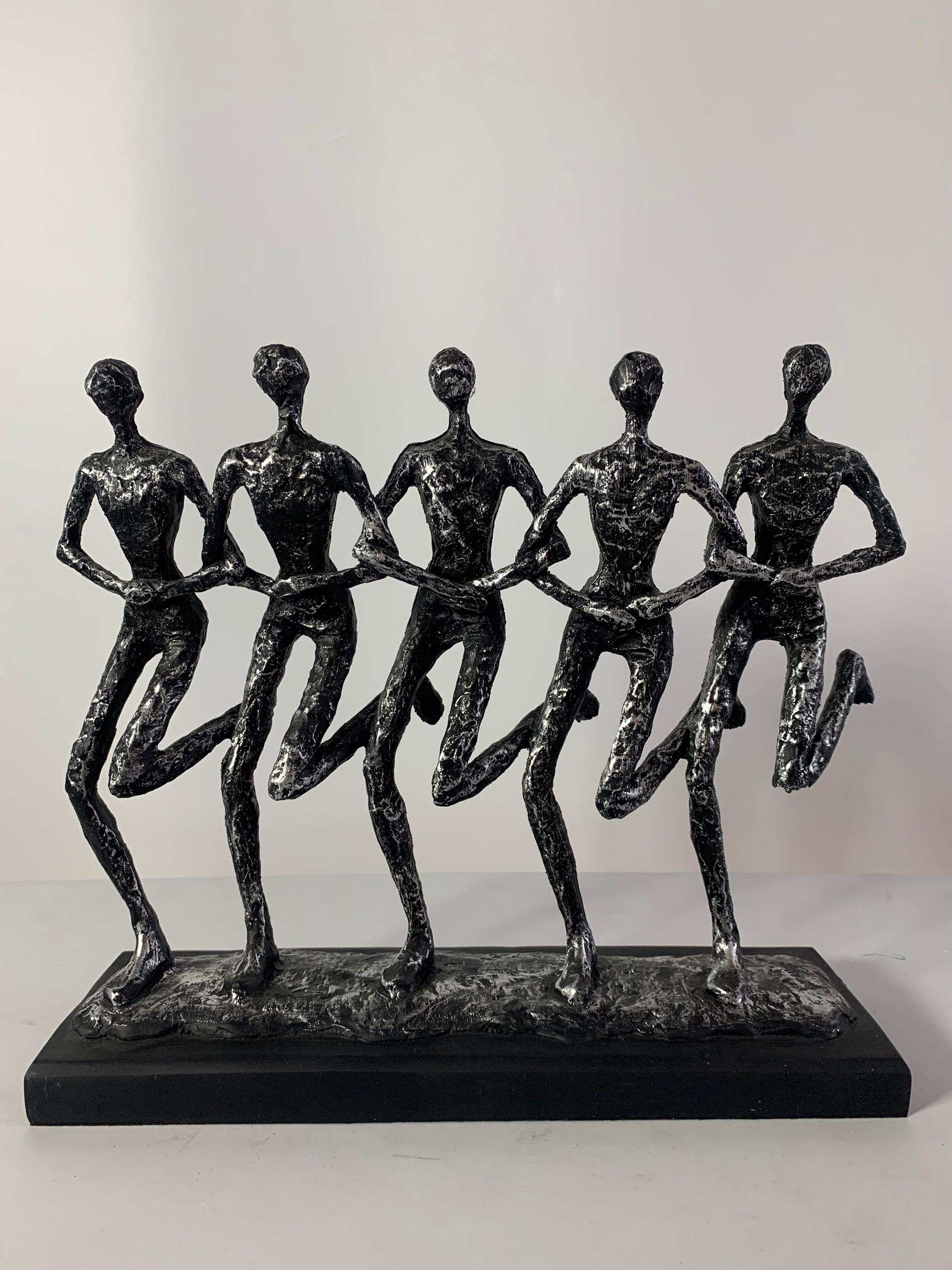 5 people Statue